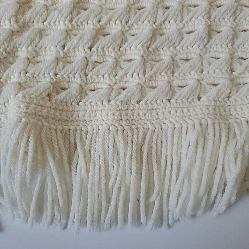 Vintage Handmade Fringed Chunky Knit Wrap‎ Shawl Ivory Boho Cottagecore Hippie